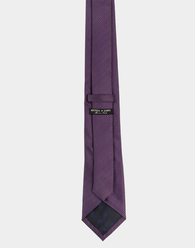 Cravatta in seta viola con fantasia Regimental stretta