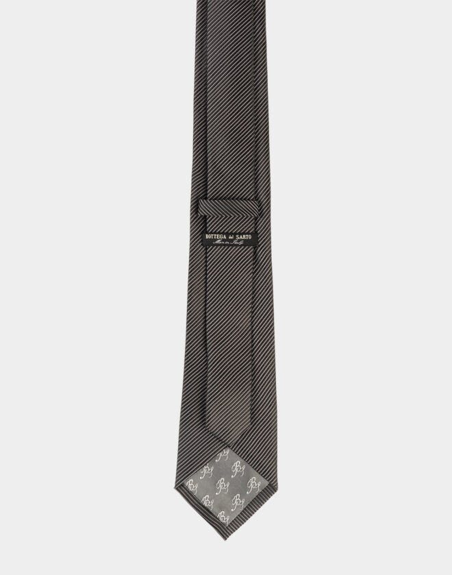 Cravatta in seta grigio scuro con fantasia Regimental stretta